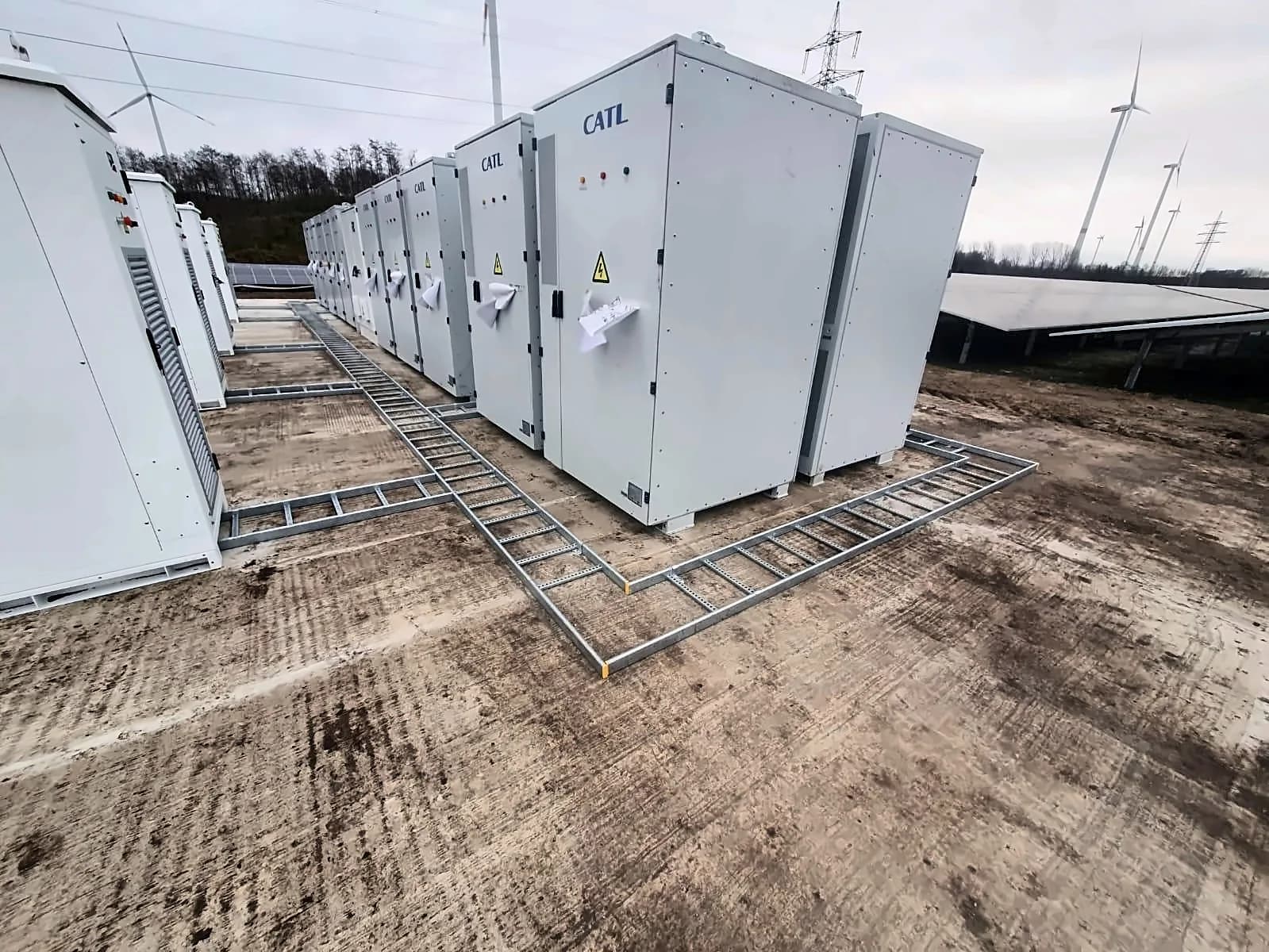 Batterijcontainers bij uitbreiding van een zonnepark met HyESS BESS